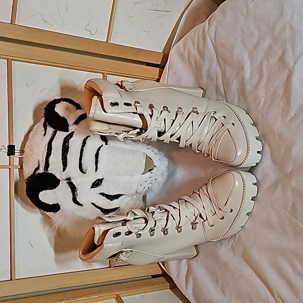 Women beige london rag Heel Boots in a Size 11